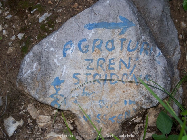 Wegweiser auf Stein