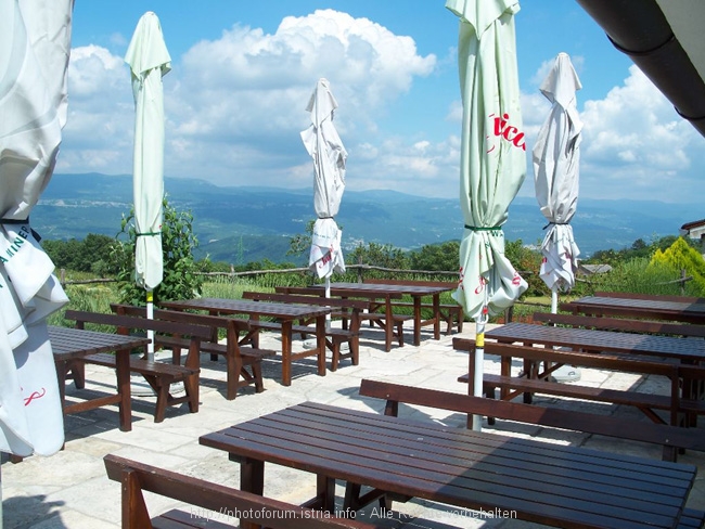 Toncic Blick von Terrasse auf Cicarija-Gebirge