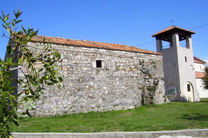 SUPETARSKA DRAGA > Kirche Sv. Petar