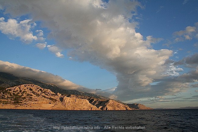 VELEBITKÜSTE > Wolken ziehen bei Jablanac auf die Adria