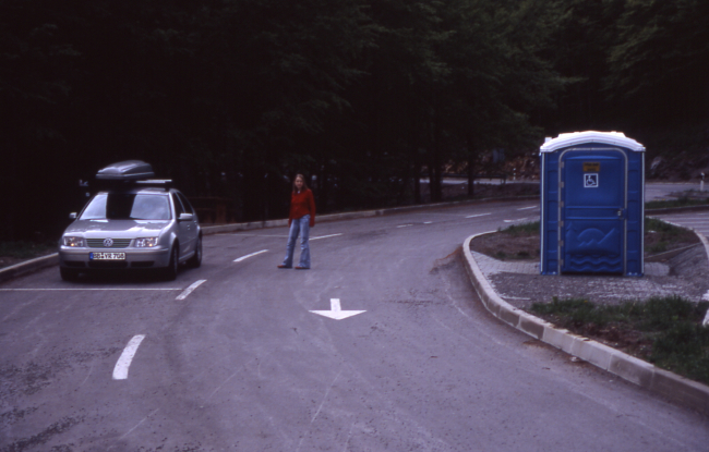 KAPELA > Passstraße > Parkplatz mit WC