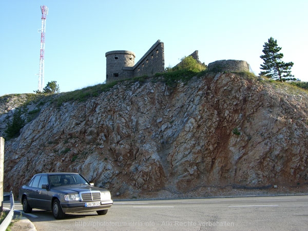 VRATNIK > Festungsruine an der Passhöhe