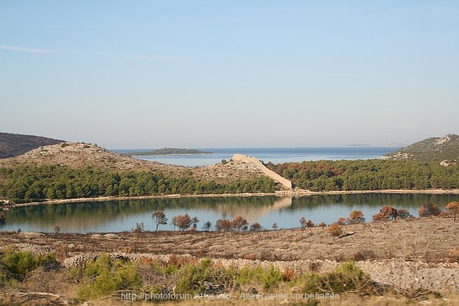 HALBINSEL OSTRICA > Wehrmauer mit Zinnen