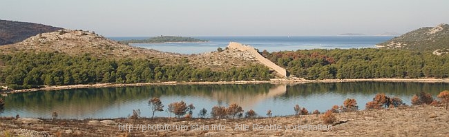 HALBINSEL OSTRICA > Wehrmauer mit Zinnen