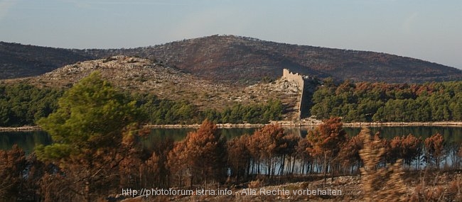 HALBINSEL OSTRICA > Wehrmauer mit Zinnen