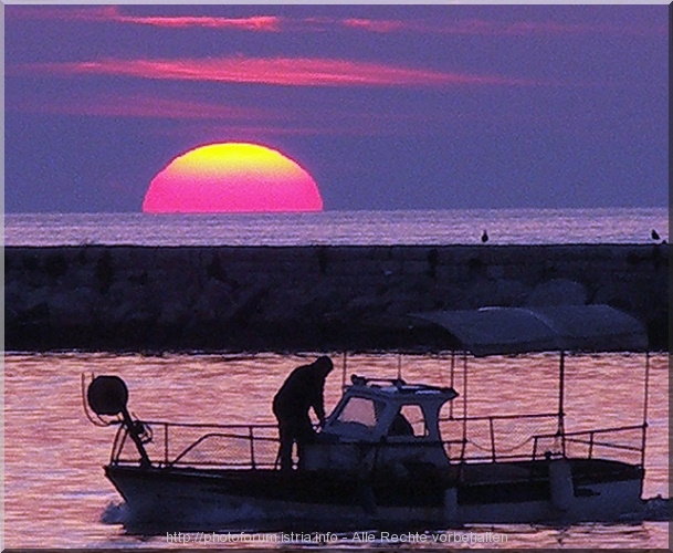 SONNE > Fischerboot im Sonnenuntergang