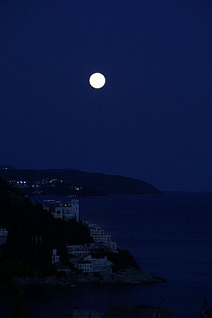 MOND > Gespenstische Stimmung über der Bucht von Ploce