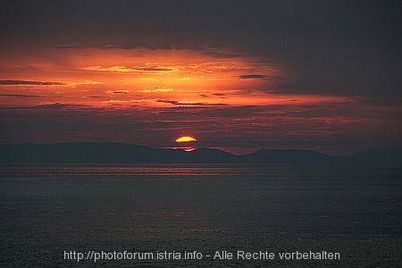 SONNE > Sonnenuntergang auf der Fahrt von Drvenik nach Sucuraj