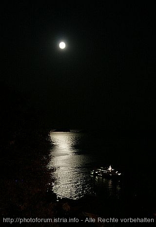 MOND > Kreuzfahrtschiff liegt im Mondlicht vor Anker