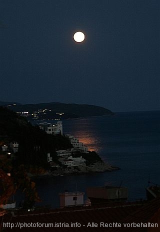 MOND > Ausblick über die Bucht bei Ploce