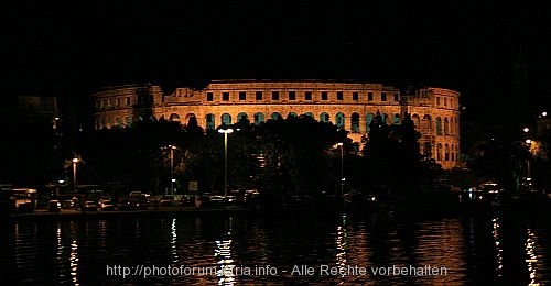 PULA > Nacht über der Arena