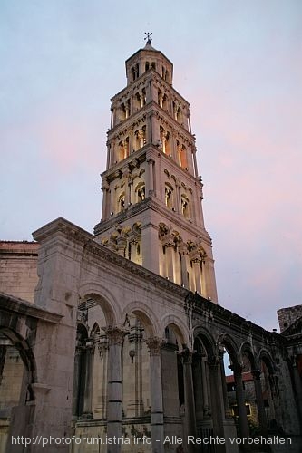 SPLIT > Diokletianpalast > Glockenturm Sv. Duje & Teil des Peristyls