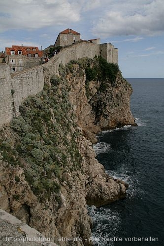 DUBROVNIK > Stadtmauer & Felsen