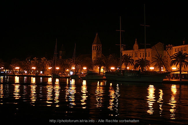 TROGIR > Kulturelle Flaniermeile bei Nacht