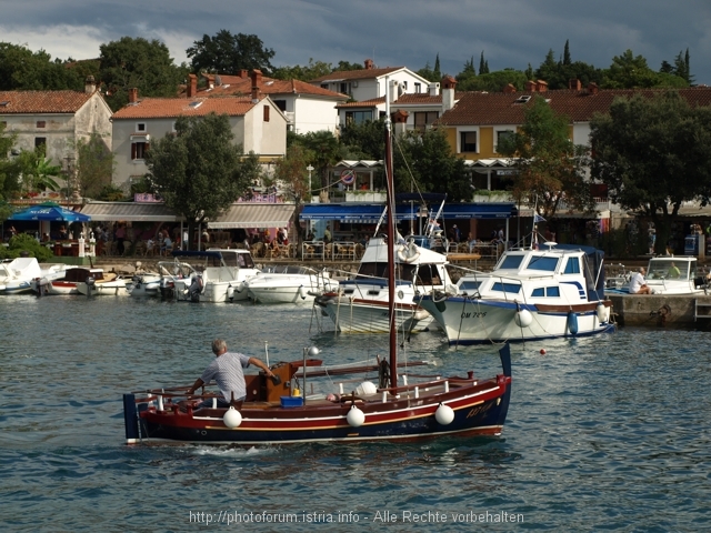 Im Hafen von Njivice