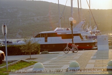 Otok CRES > Cres > AC Marnia > Yacht & Fahrrad