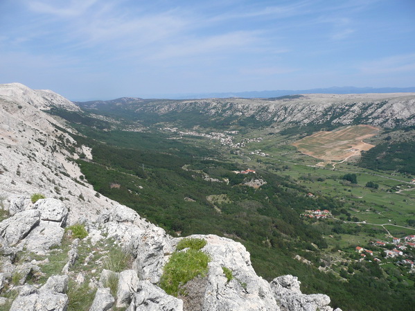 STARA BASKA > Wandern in Mondbergen > Blick in Talkessel von Baska