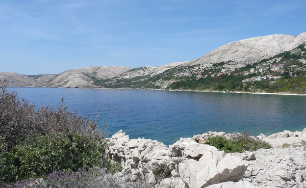 STARA BASKA > Blick vom Hafen aus auf Meer und Berge