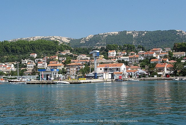 ACI MARINA RAB > Marinagebäude und Bootstankstelle