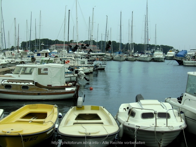 POREC > aufziehendes Gewitter über der Marina