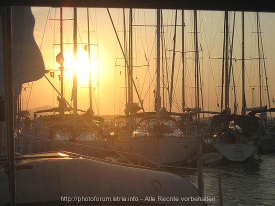 BIOGRAD NA MORU > Marina Sangulin > Sonne im Dunst.jpg