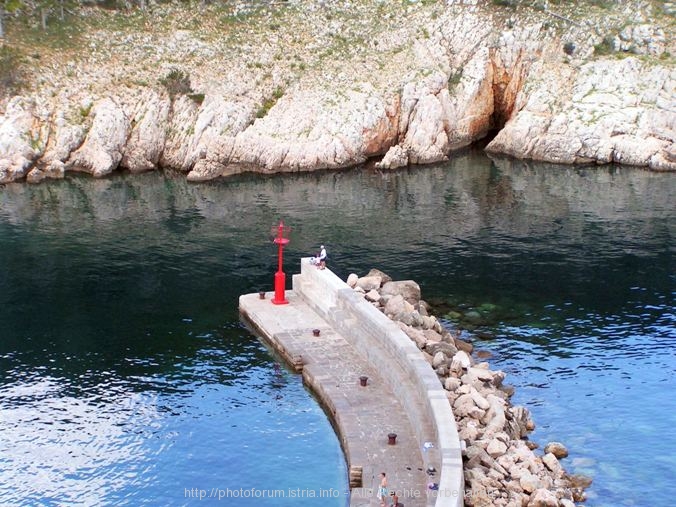 VRBNIK > Einfahrt in den Hafen