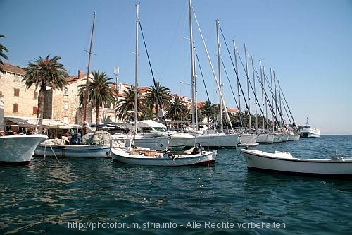 HVAR > Schiffe in der Marina