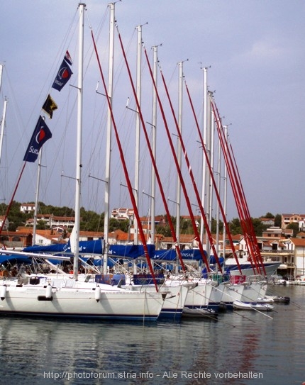 JEZERA auf Murter > Charteryachten in der Marina Jezera