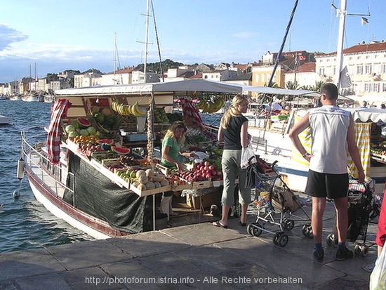 MALI LOSINJ > Obst und Gemüseverkauf 1.jpg