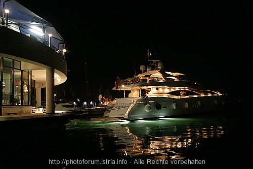 PULA > Yacht bei Nacht in der ACI-Marina