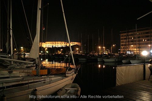 PULA > ACI-Marina bei Nacht