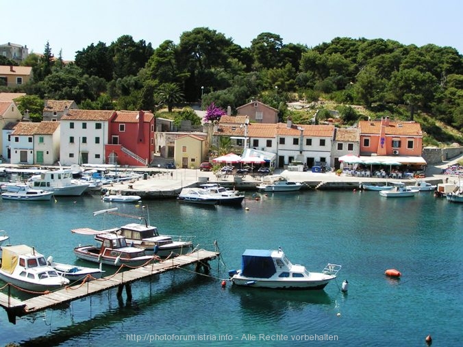 VELI LOSINJ > Hafen Rovenska > Ruhiger Nachmittag