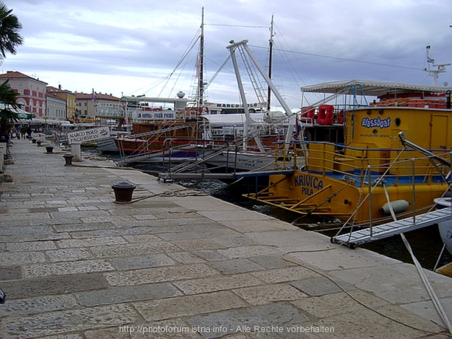 POREC > Riva mit den beliebten Ausflugsschiffen