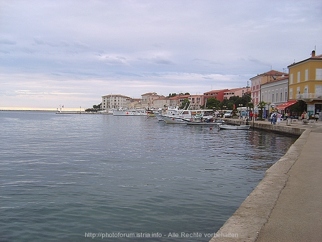 POREC > Blick auf den Hafen mit dem ehemaligen Hotel Riviera und dem Hotel Neptun