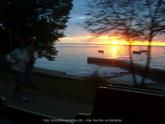 POREC > Blick aus dem fahrenden Minizug auf Fischerboote