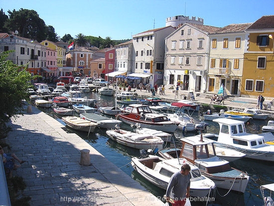 VELI LOSINJ > es staut sich im Hafenbecken.jpg