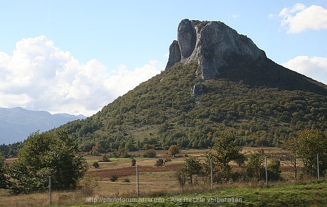 LICKO POLJE > Markante Erhebung an der A1