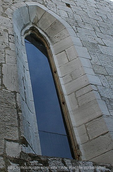 POREC > Franziskanerkirche > Gotisches Fenster