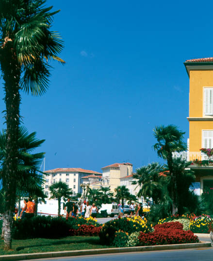 POREC > Hafenpromenade > Blick in Richtung Hotel Riviera