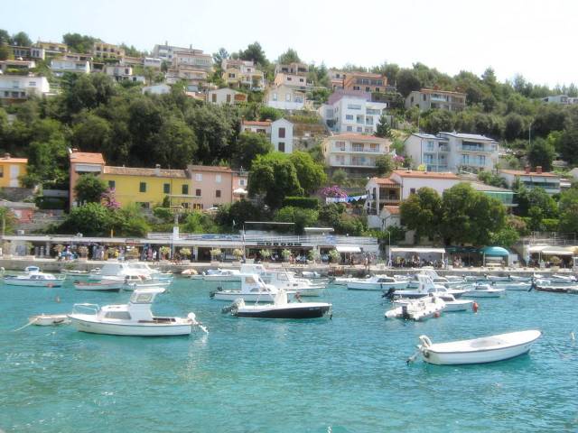 Blick auf den Hafen von Rabac