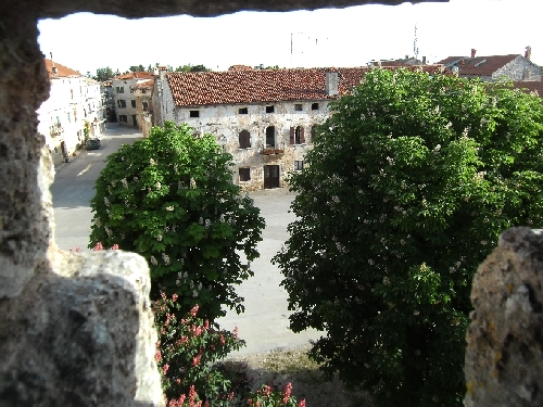 ISTRIEN:Svetvincenat>Bick auf Kirchplatz