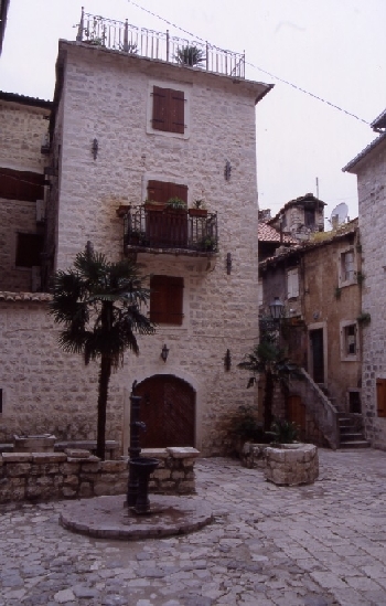 KOTOR > Brunnen an der Gasse zwischen Nord- und Südtor