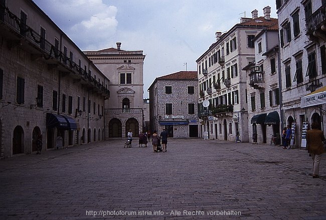 KOTOR > Waffenplatz 2000