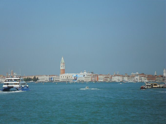 Venedig - Fahrt durch die Lagune zum  Hafen Terminal San Basilio
