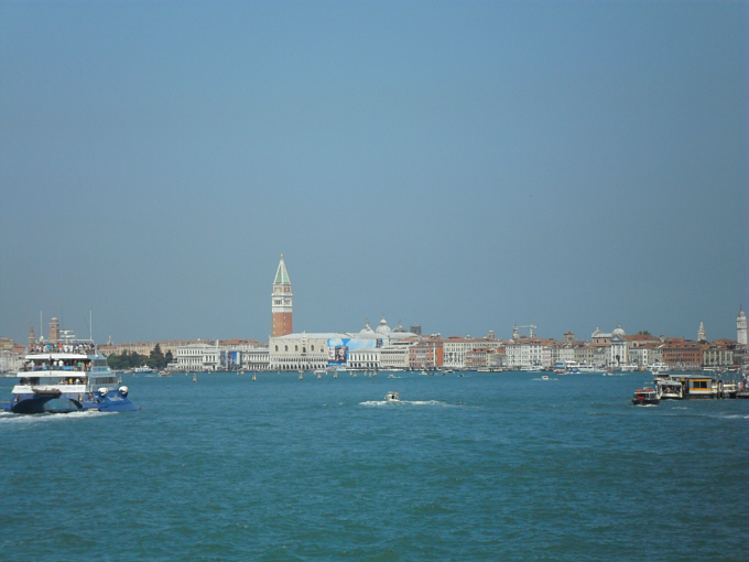 Venedig - Fahrt durch die Lagune zum  Hafen Terminal San Basilio
