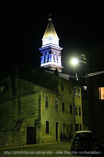 VODNJAN > Campanile bei Nacht