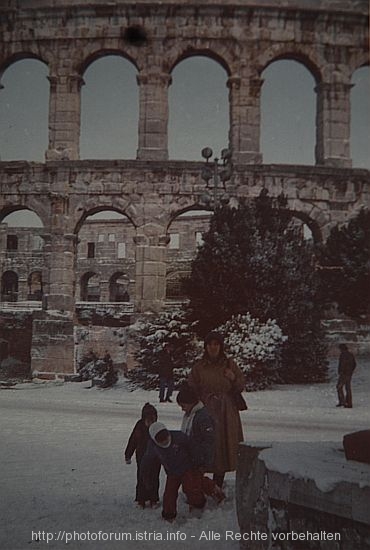 Die Arena von Pula im Schnee