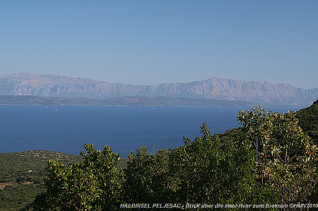 WESTLICHER PELJESAC > Blick hinüber zum Biokovo-Gebirge über Insel Hvar hinweg