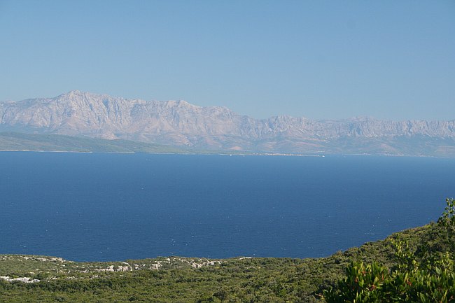 WESTLICHER PELJESAC > Blick hinüber zum Biokovo-Gebirge über Insel Hvar hinweg