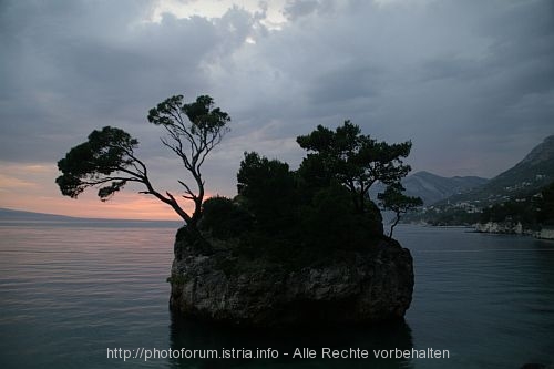 BRELA > Wahrzeichen > Stein von Brela